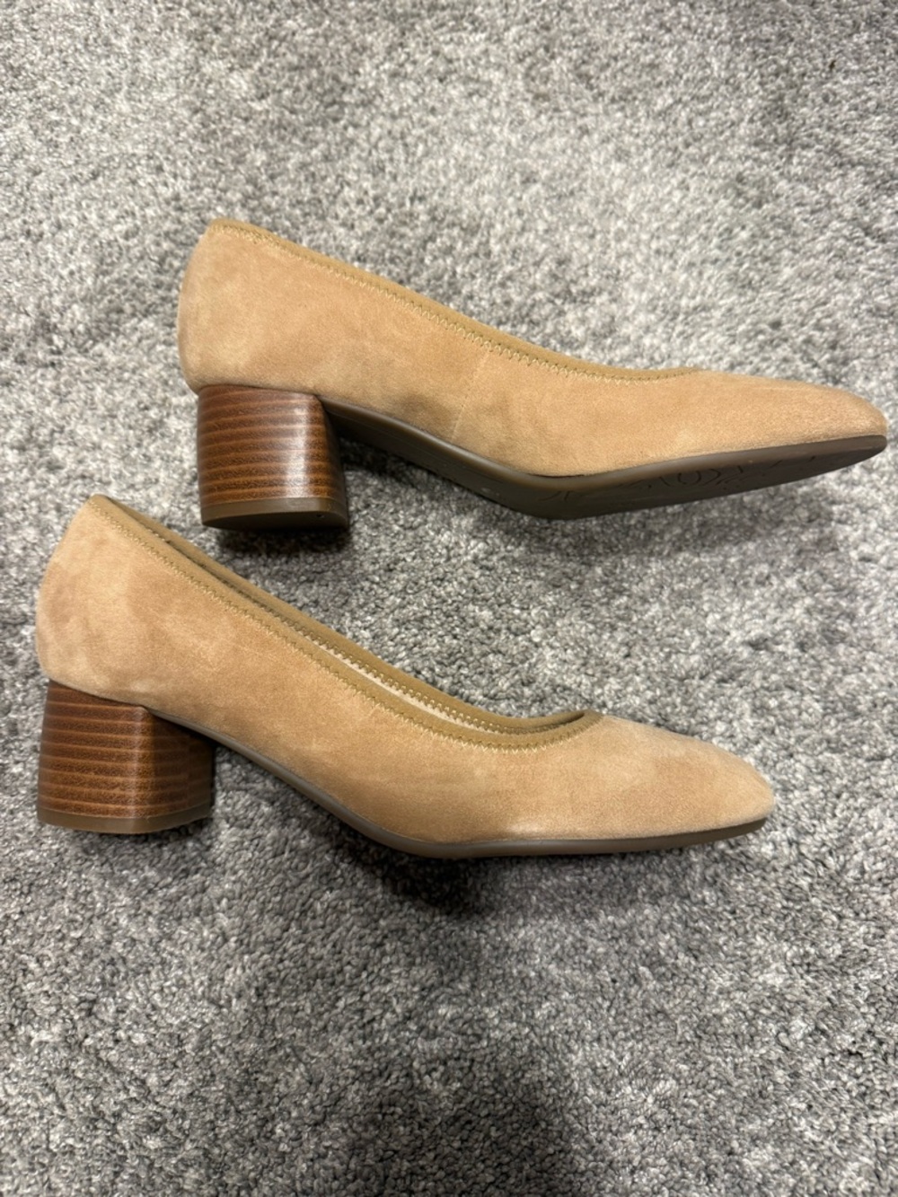7/7.5 M Earth Suede Camel Block Heel Pumps - Like New - Picture 2 of 3